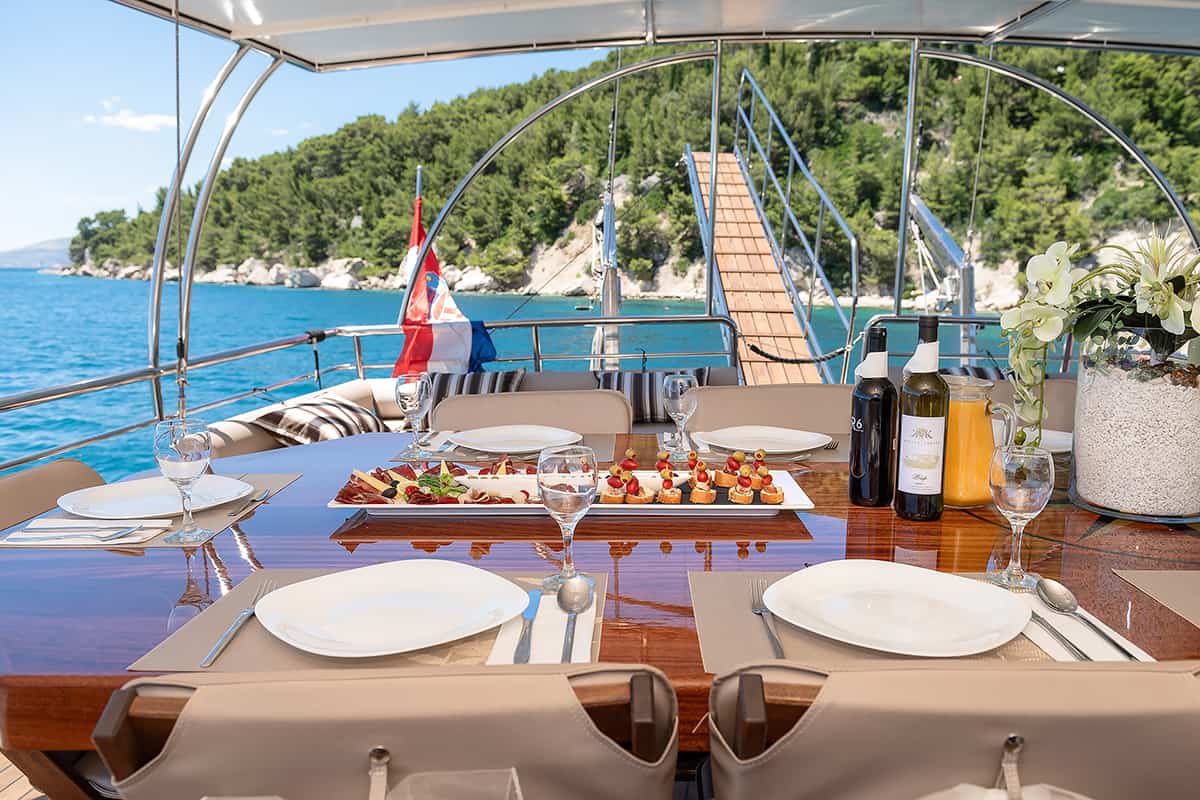 Dining-area-on-Aft-deck.jpg