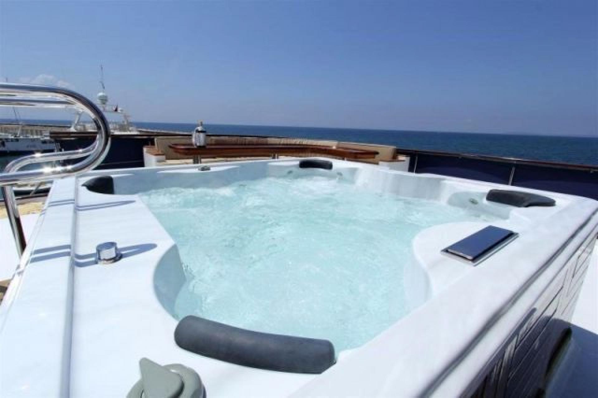 Donna-Del-Mare-jacuzzi.jpg
