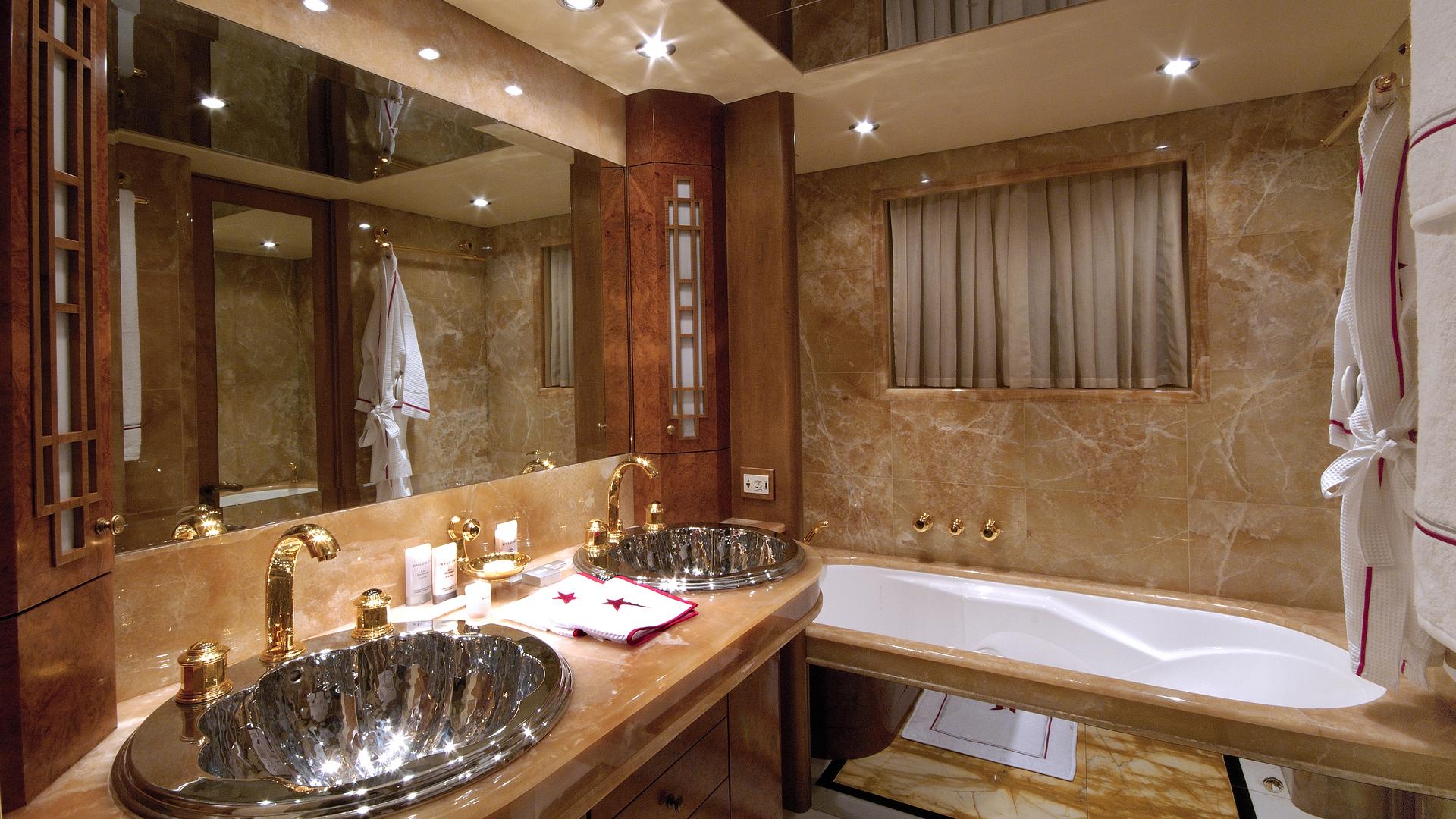 Double Cabin - bathroom00001.jpg