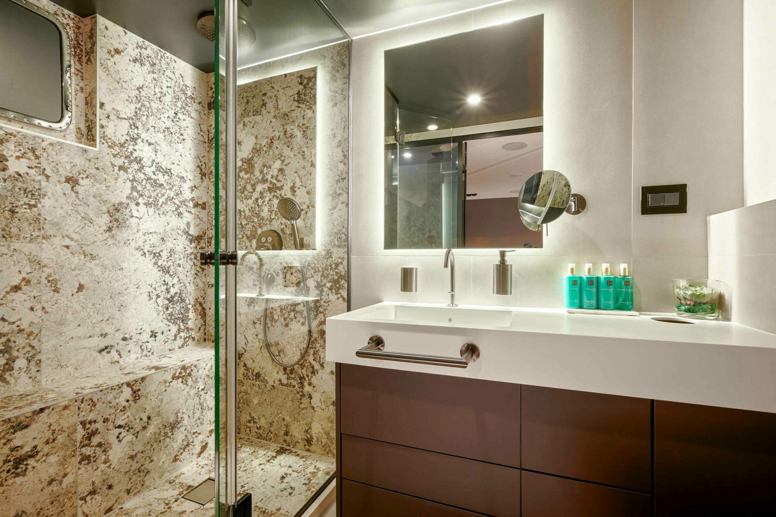 Double guest cabin - bathroom .jpg