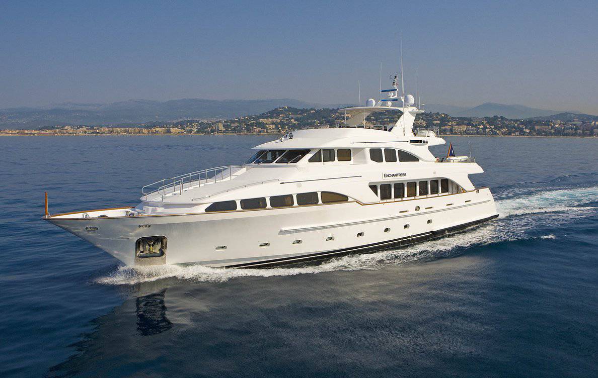 ENCHANTRESS a Benetti Classic.jpg
