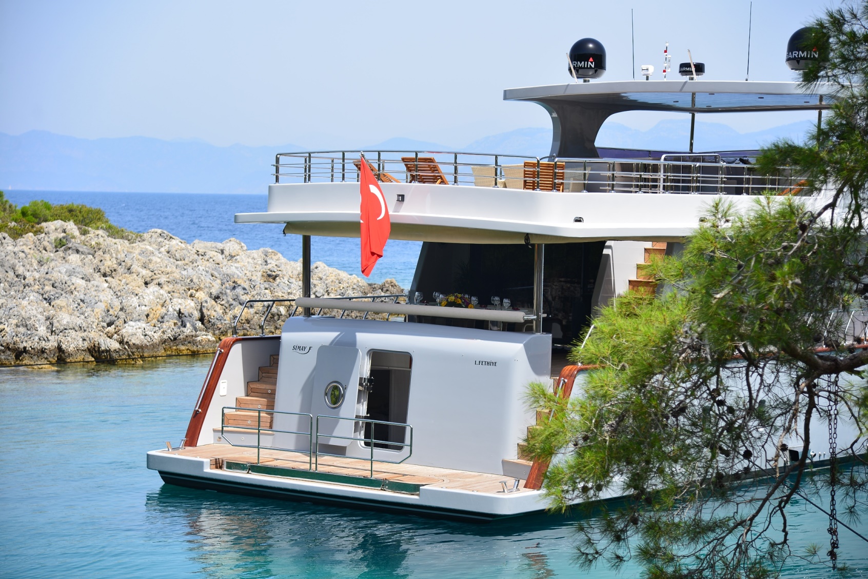 ES Yacht SIMAY F - Stern and swim platform.jpg