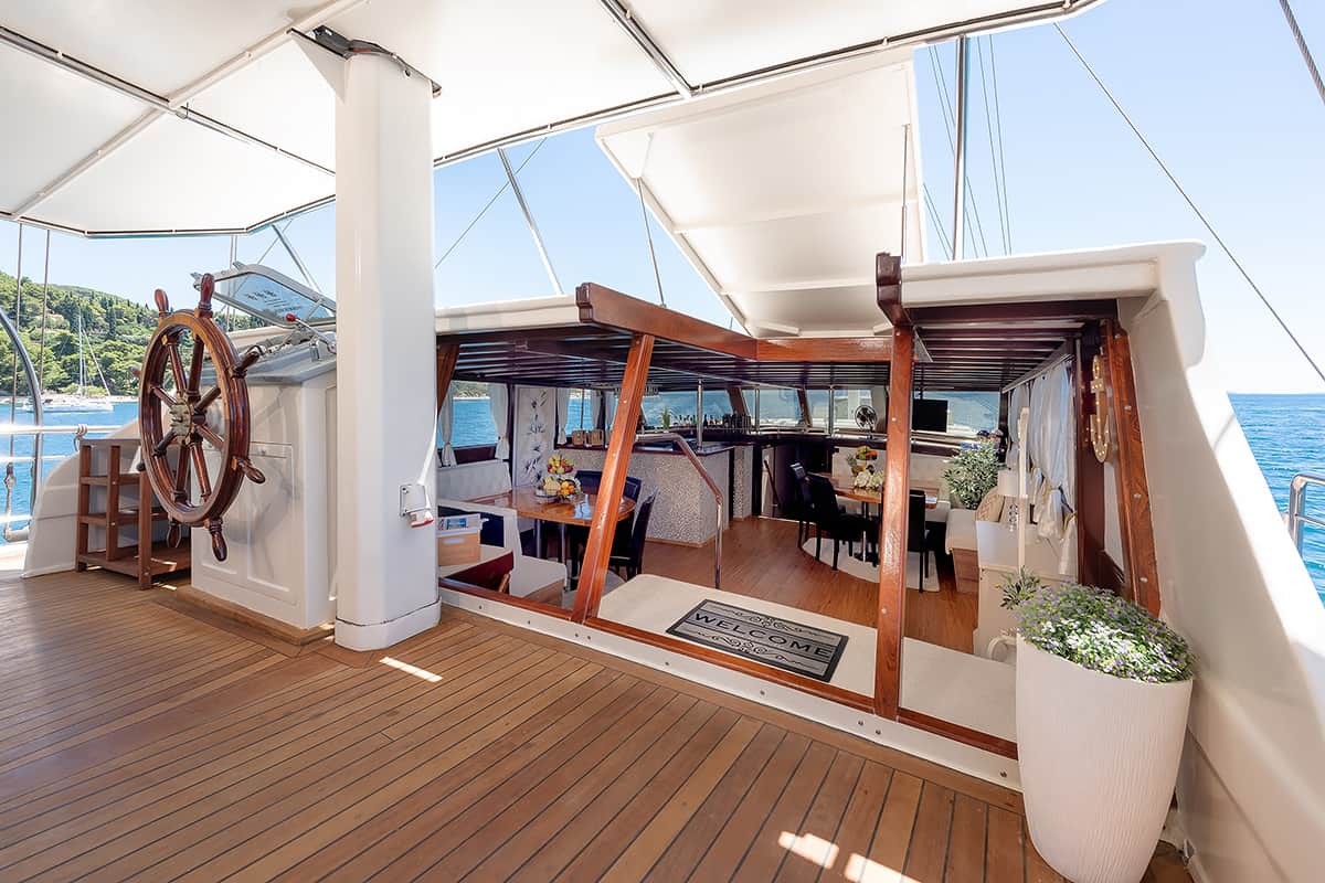 Entrance-to-salon-from-Aft-deck.jpg