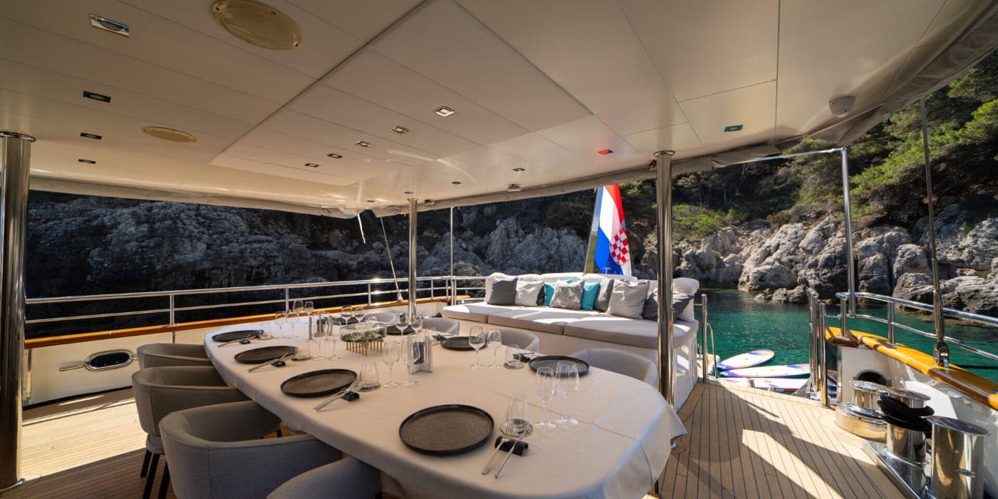 Exterior Dining Area 02.jpg