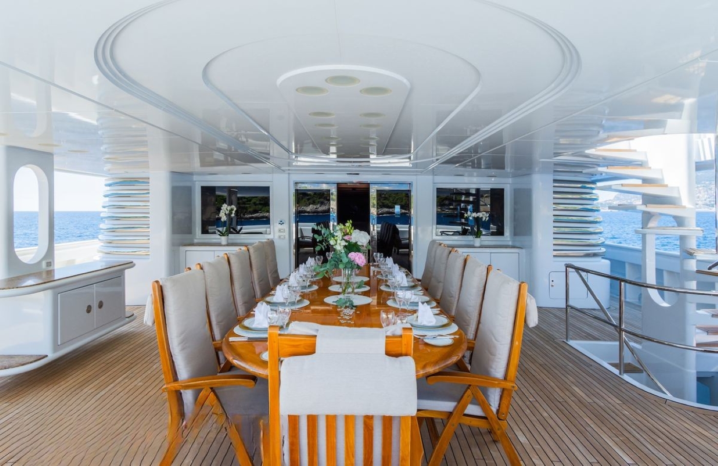 Exterior Dining Area 06.jpg