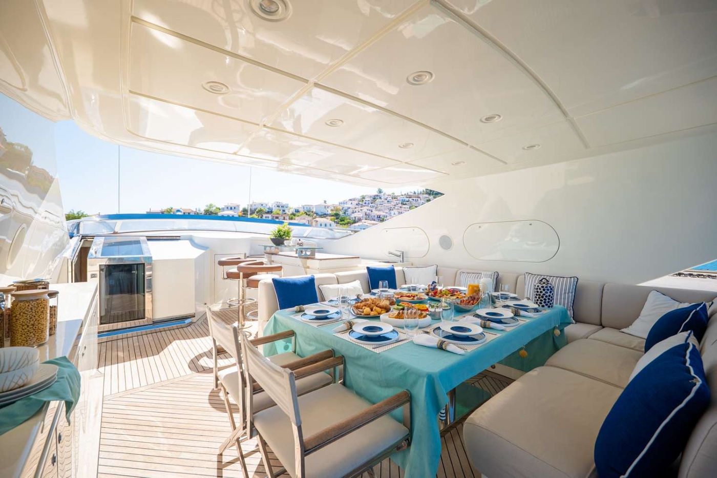 Exterior Relaxation Area With Dining 011.jpg