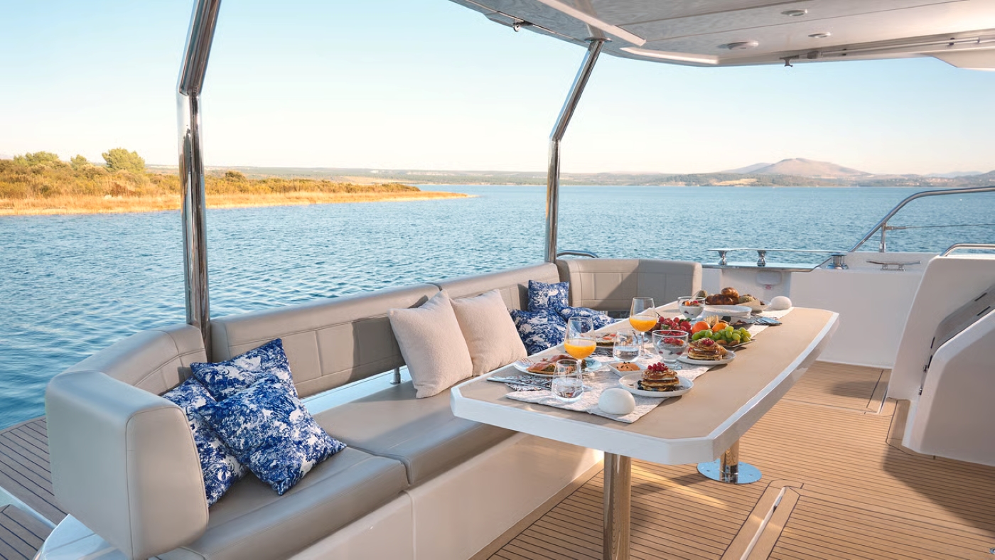 Exterior Relaxation Area With Dining 08 .jpg
