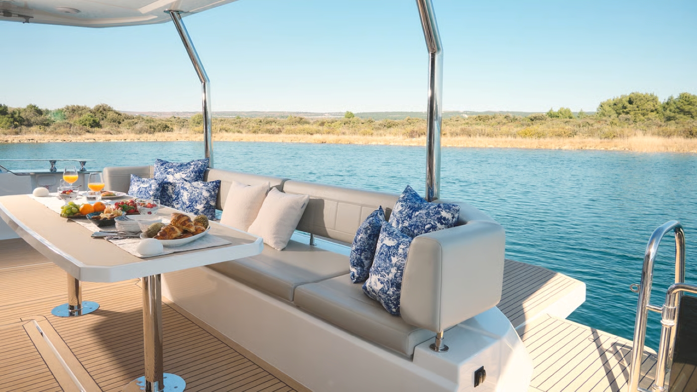 Exterior Relaxation Area With Dining 09.jpg