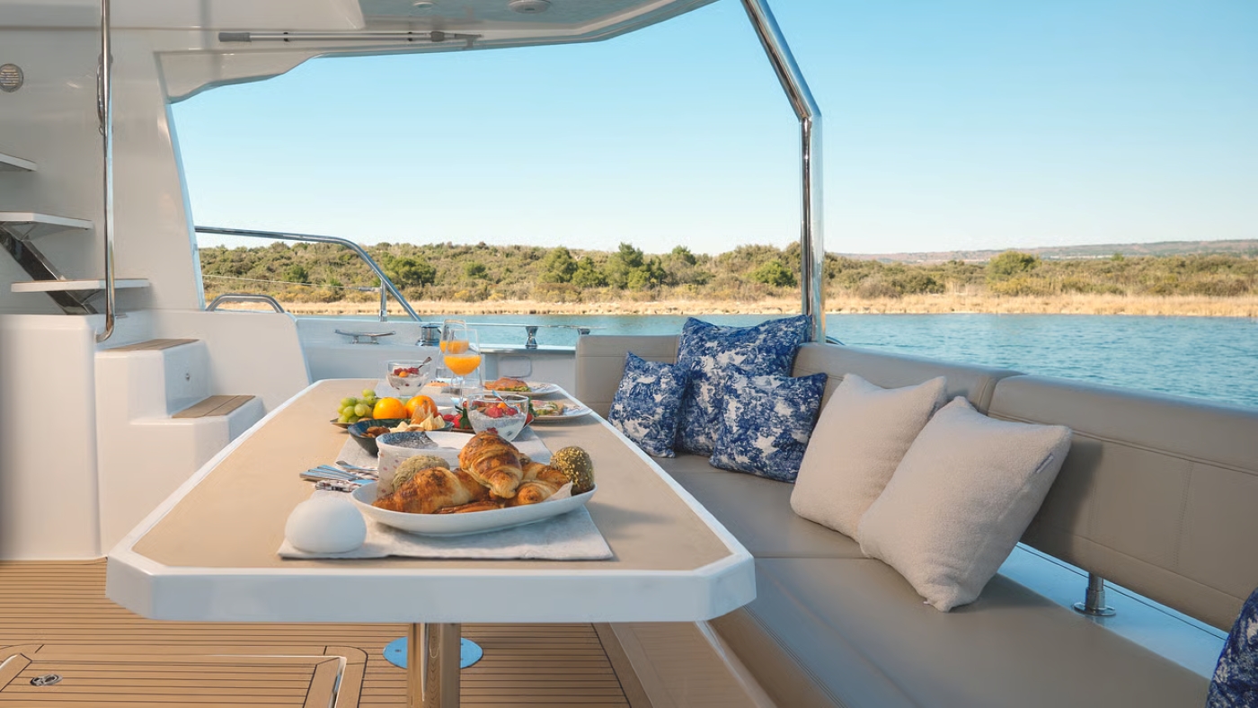 Exterior Relaxation Area With Dining 10.jpg