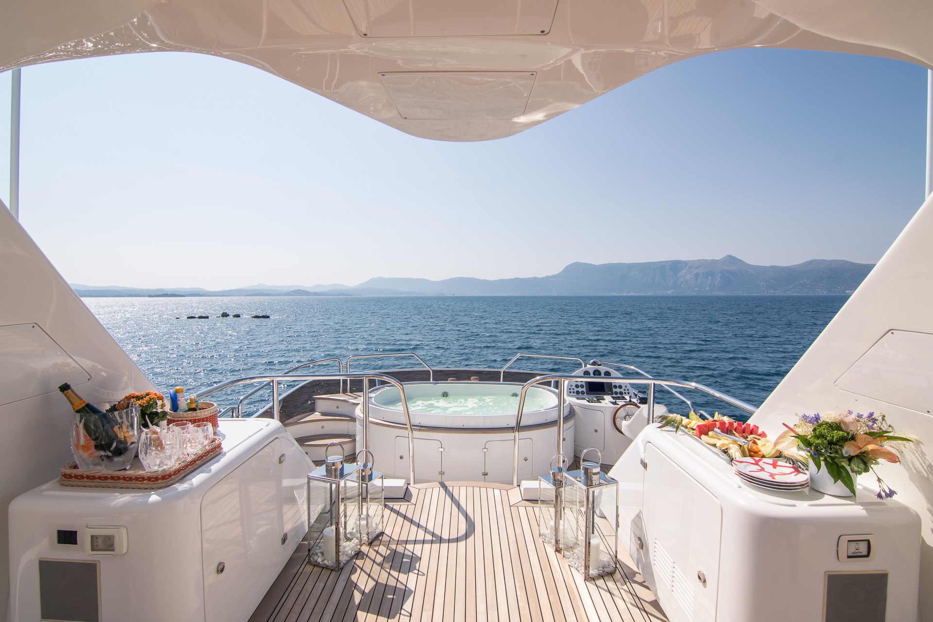 Exterior deck jacuzzi.jpg