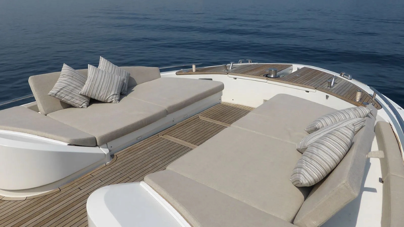 Exterior relaxation area sea views 02.jpg