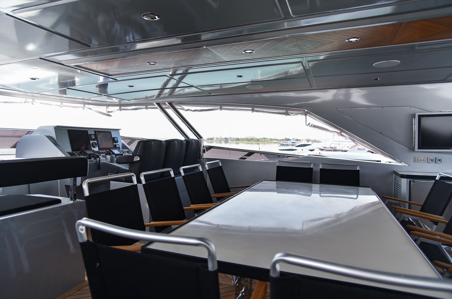 Fly-bridge Dining.jpg