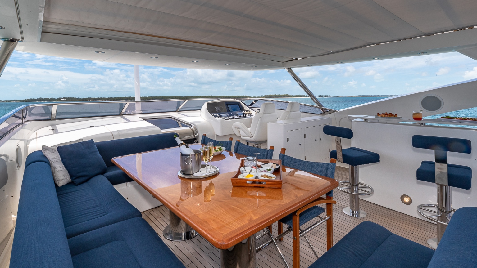 Flybridge Dining.jpg