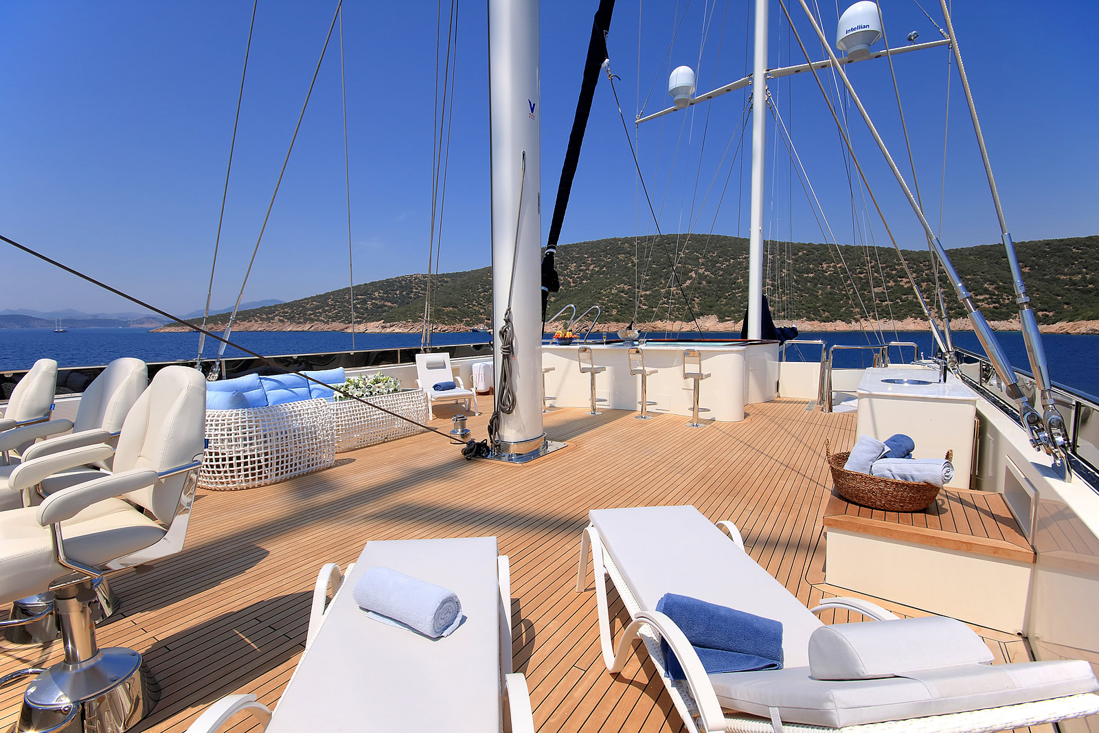 Flybridge Jacuzzi and subathing .jpg