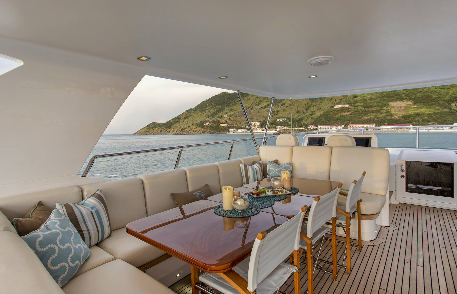 Flybridge al fresco dining Photo Credit Billy Black.jpg