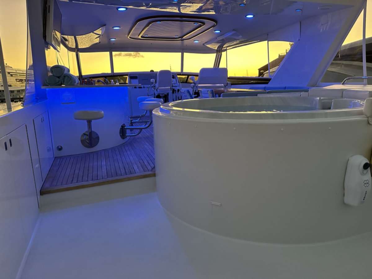 Flybridge spa pool.jpg