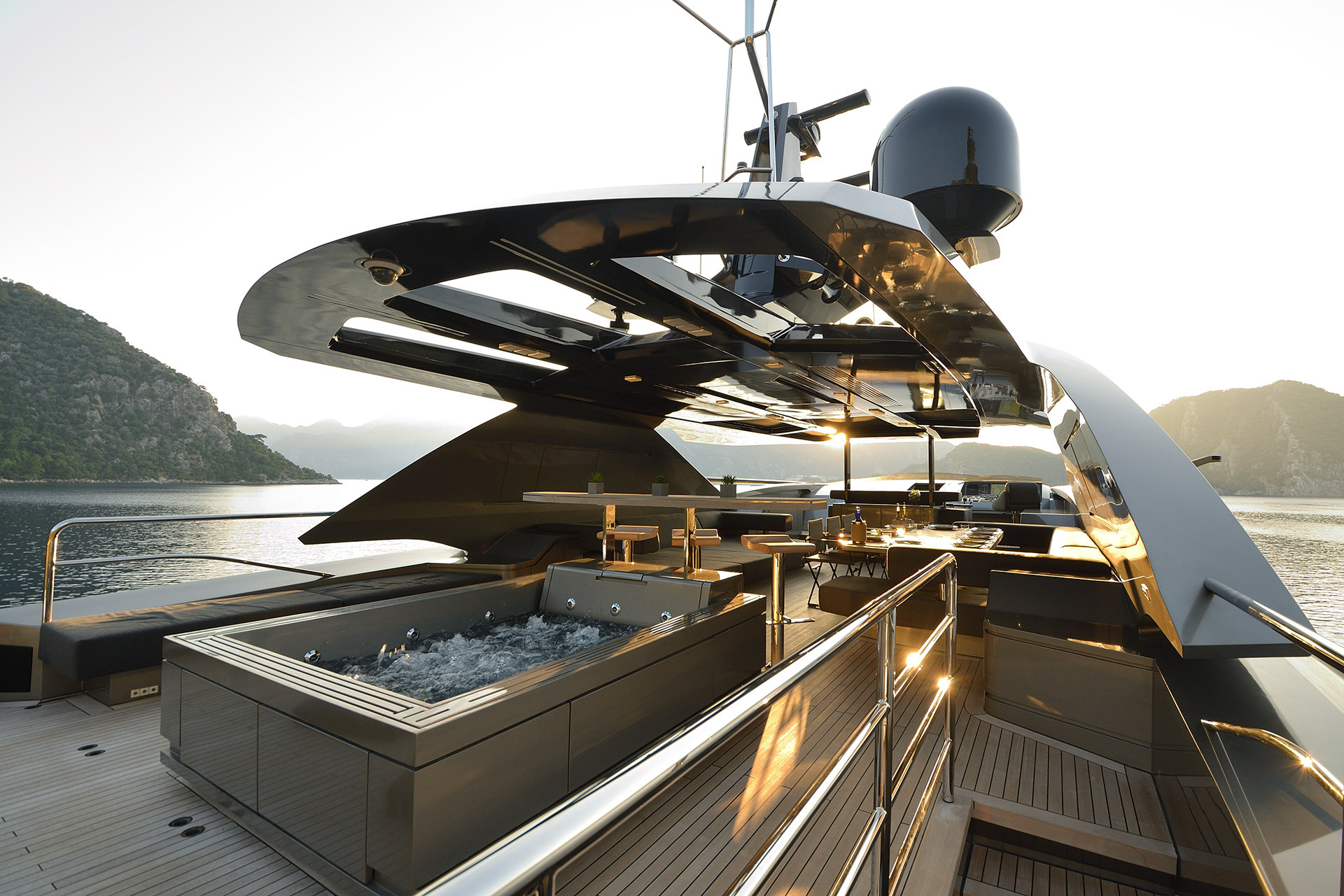 Flybridge with Jacuzzi.jpg