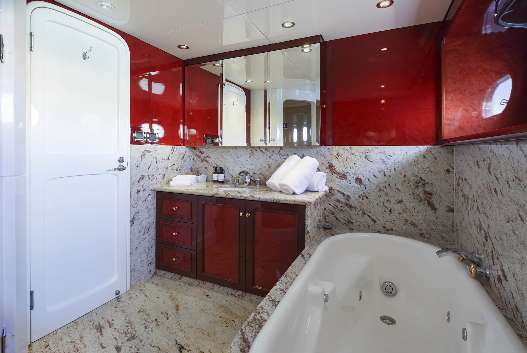 Flying-Fish-King-Stateroom-Ensuite-01.jpg
