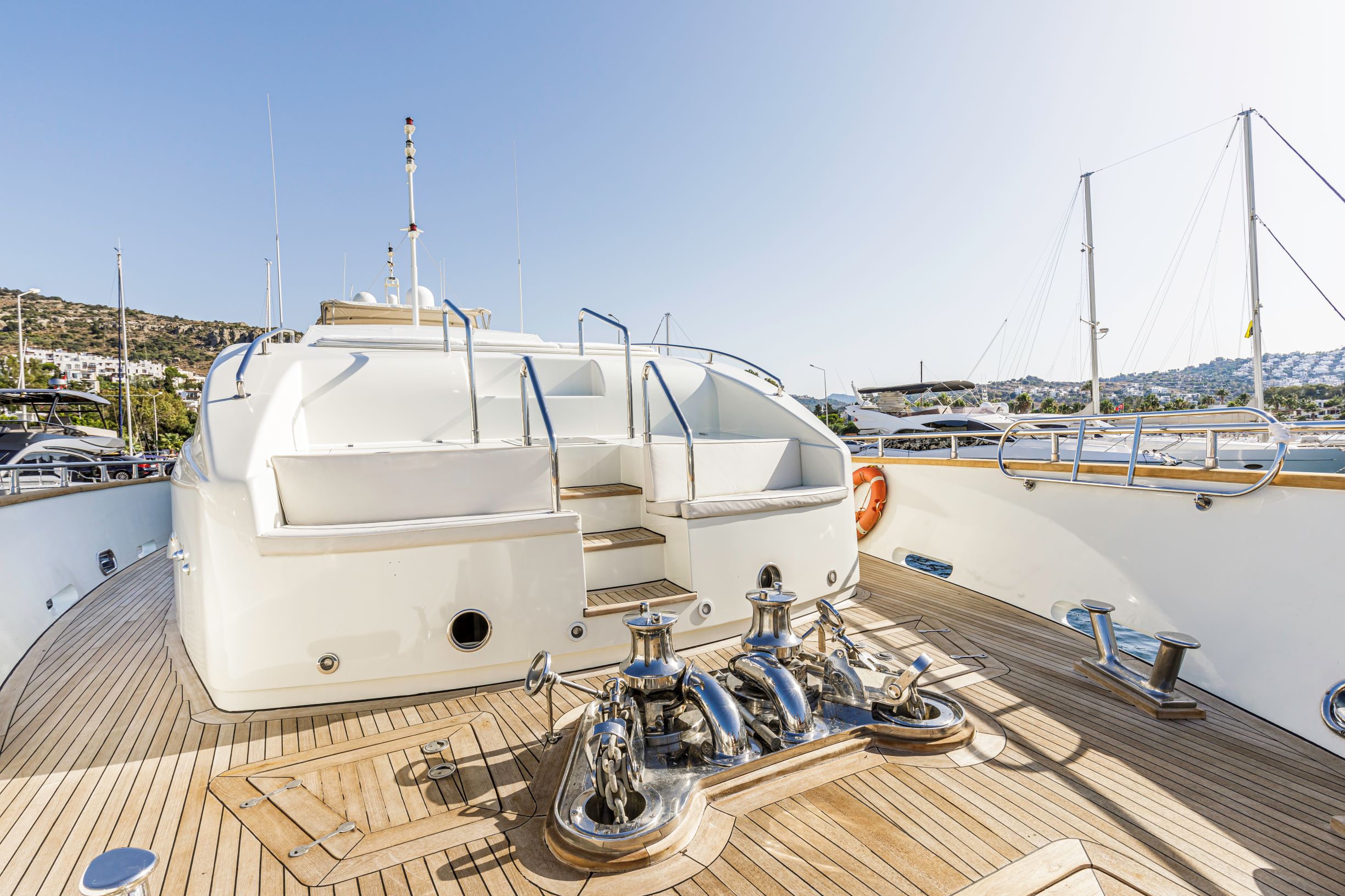 Foredeck lounge.jpg