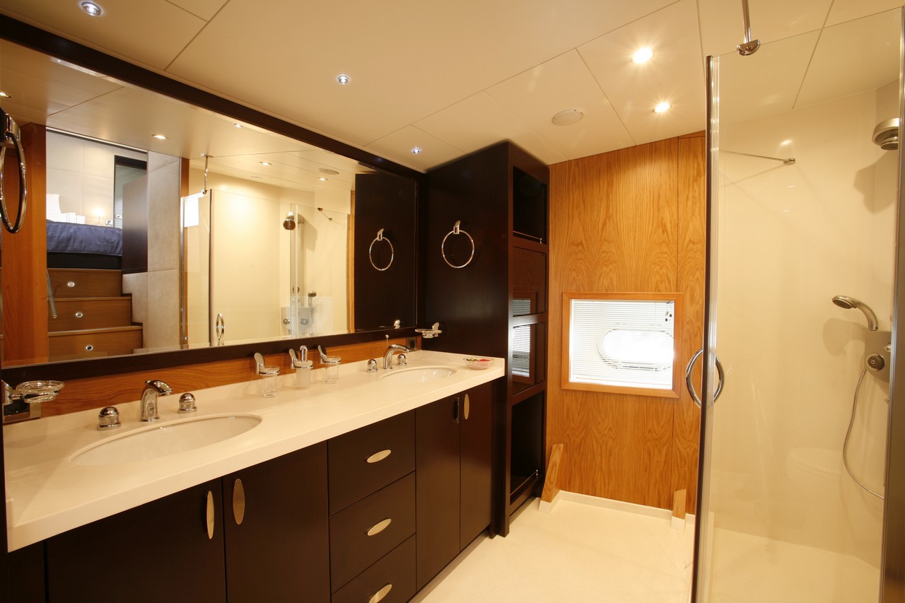 GRACE KELLY - ensuite.jpg