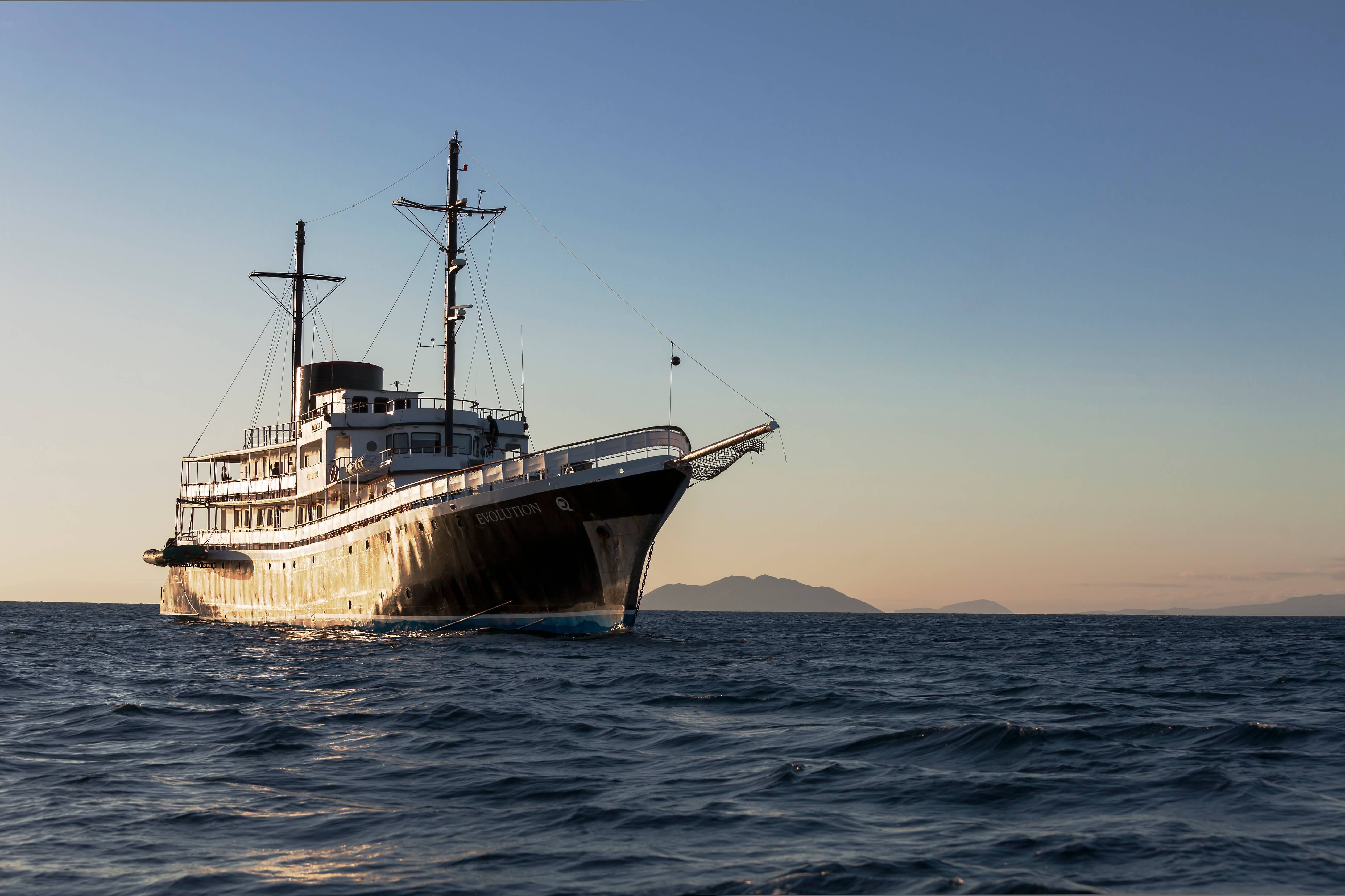 Galapagos superyacht EVOLUTION.jpg