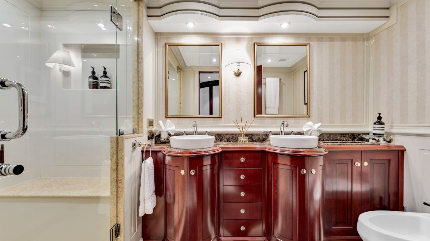 Guest Suite Attached Bathroom 002.jpg