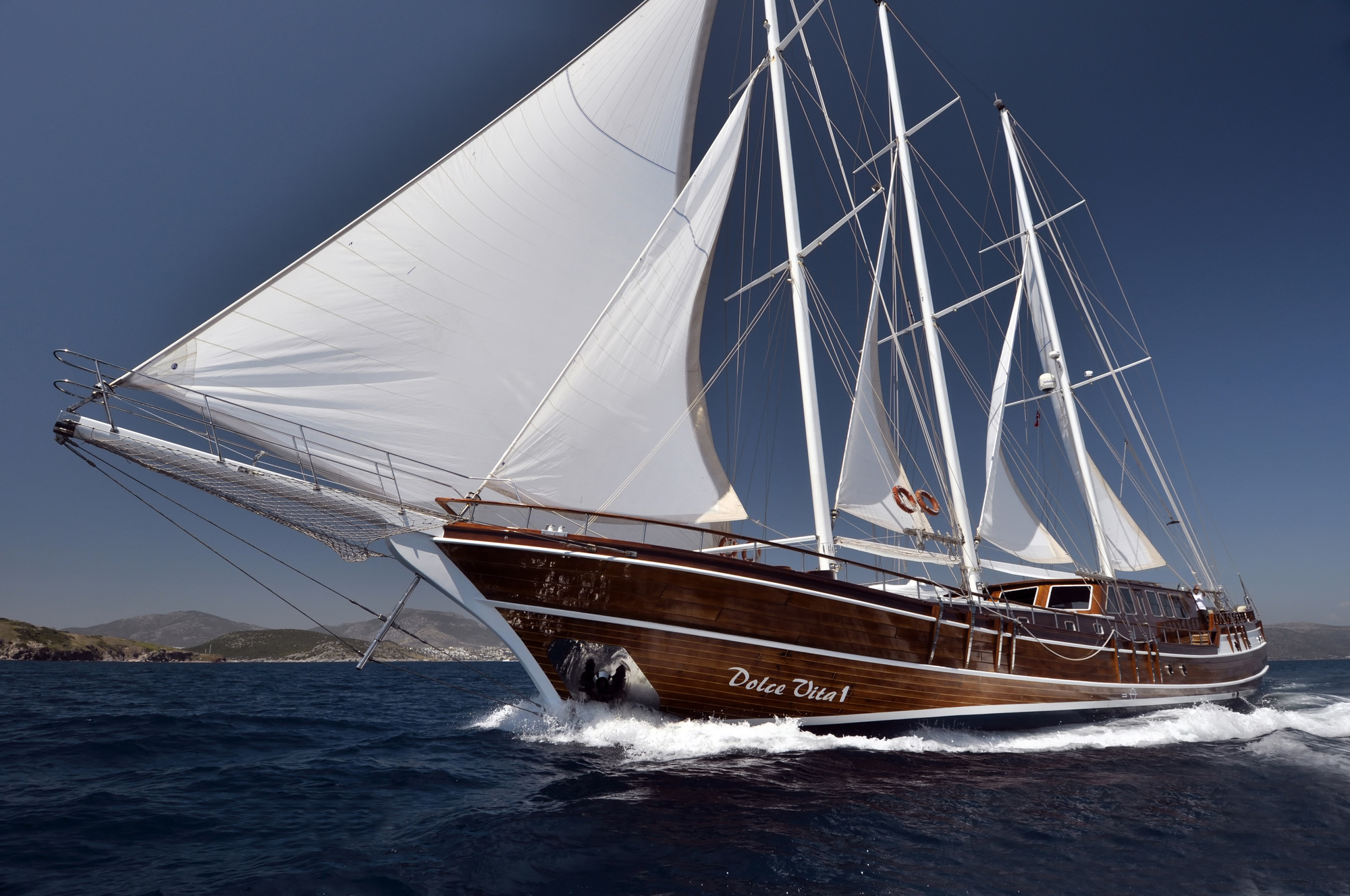 Gulet DOLCE VITA - Sailing.jpg