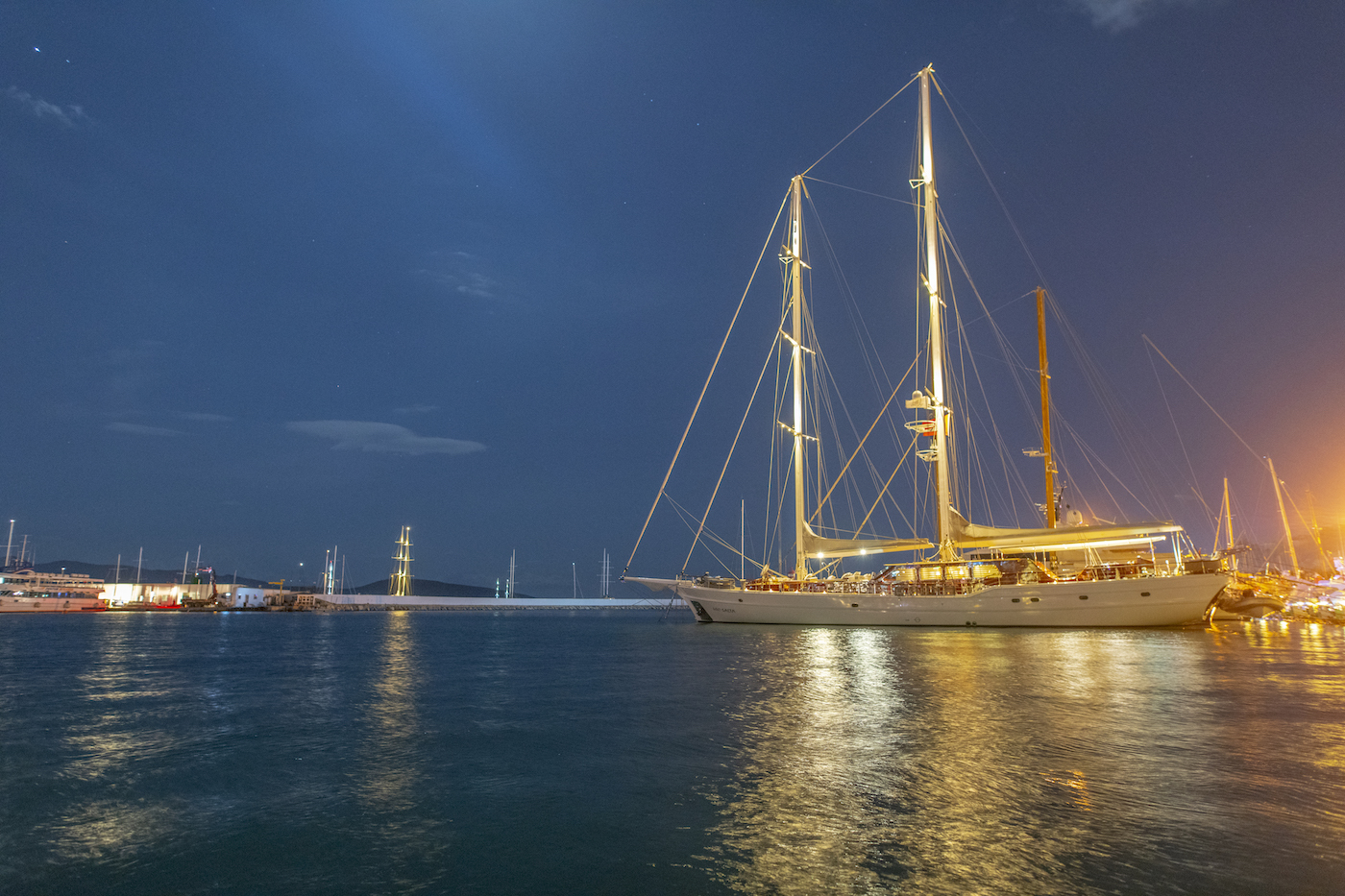 Hic Salta at night.jpg