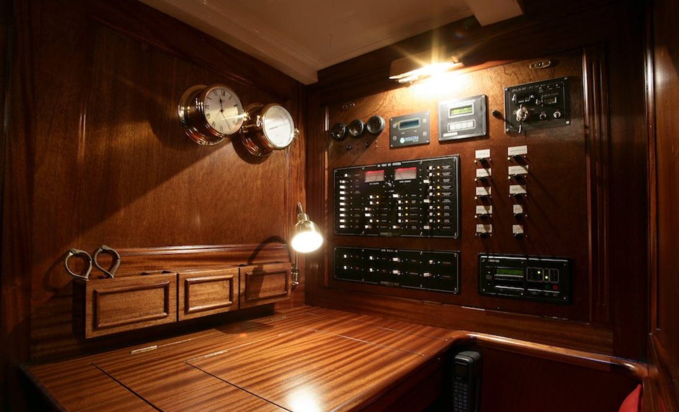Interior Radio Station.png