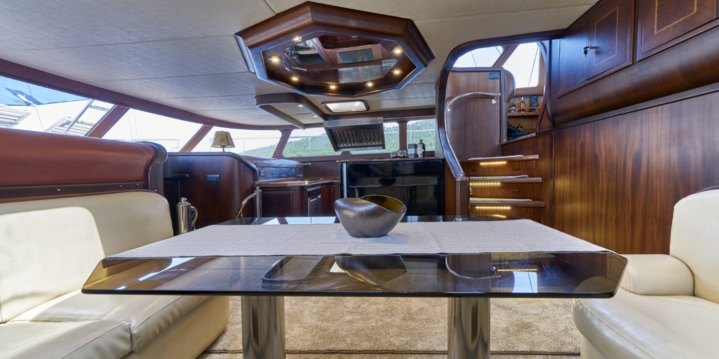 Interior Relaxation Area With Bar 02.jpg