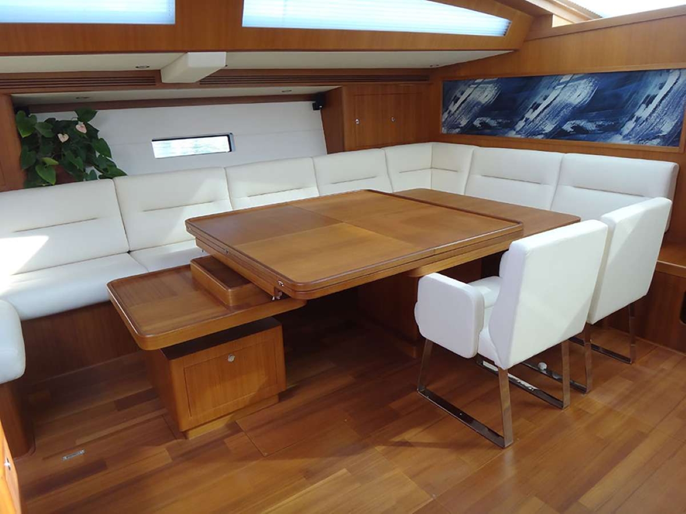 Interior Relaxation Area With Dining 1.jpg