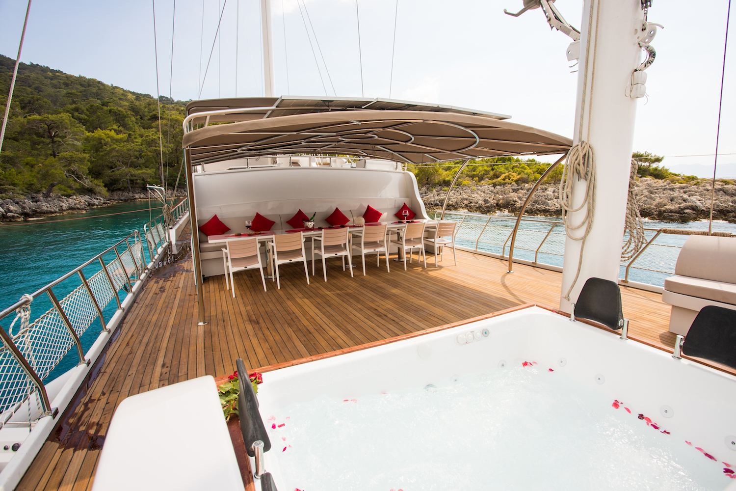 Jacuzzi and alfresco dining on deck.jpg
