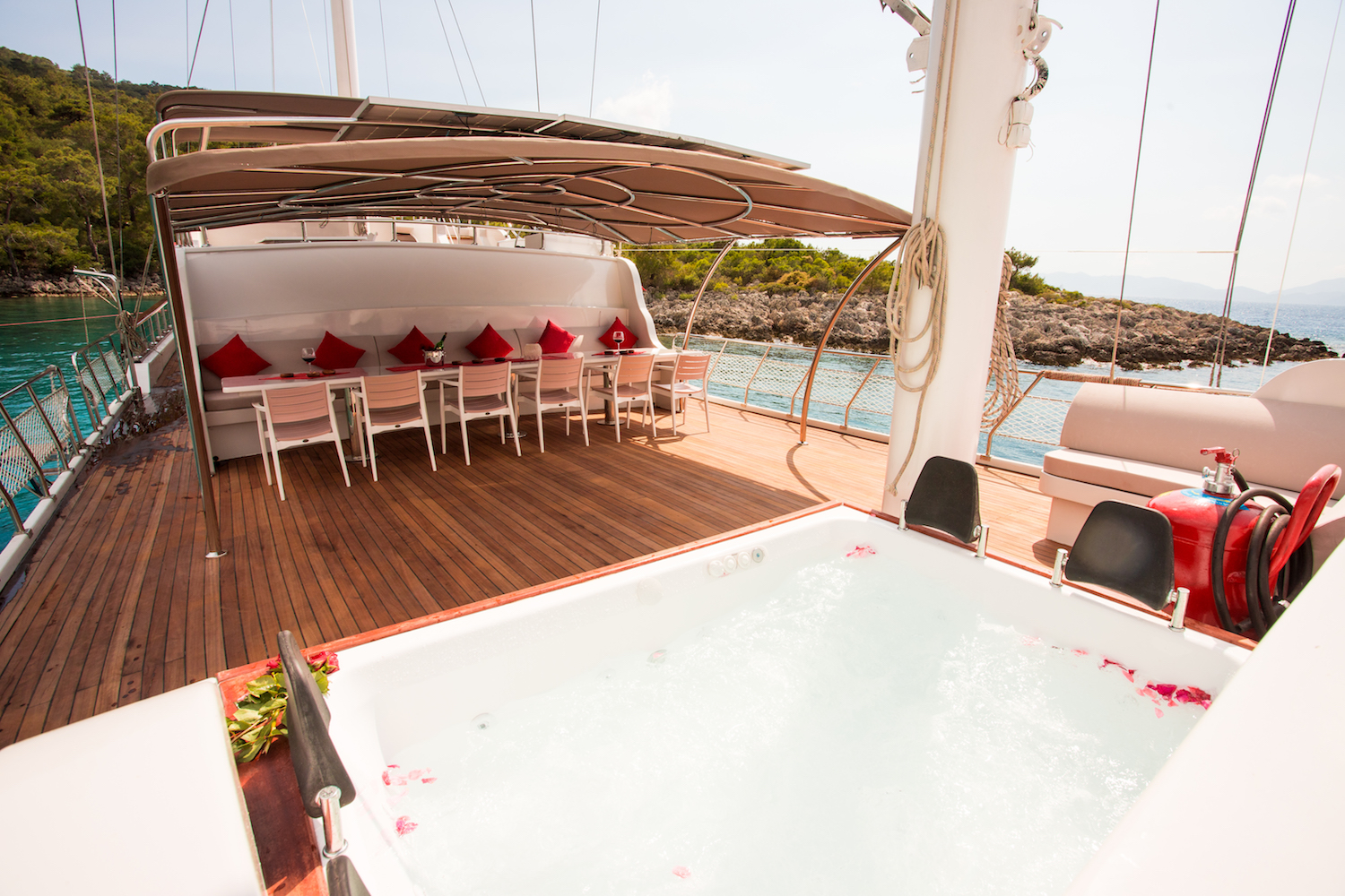 Jacuzzi and dining.jpg