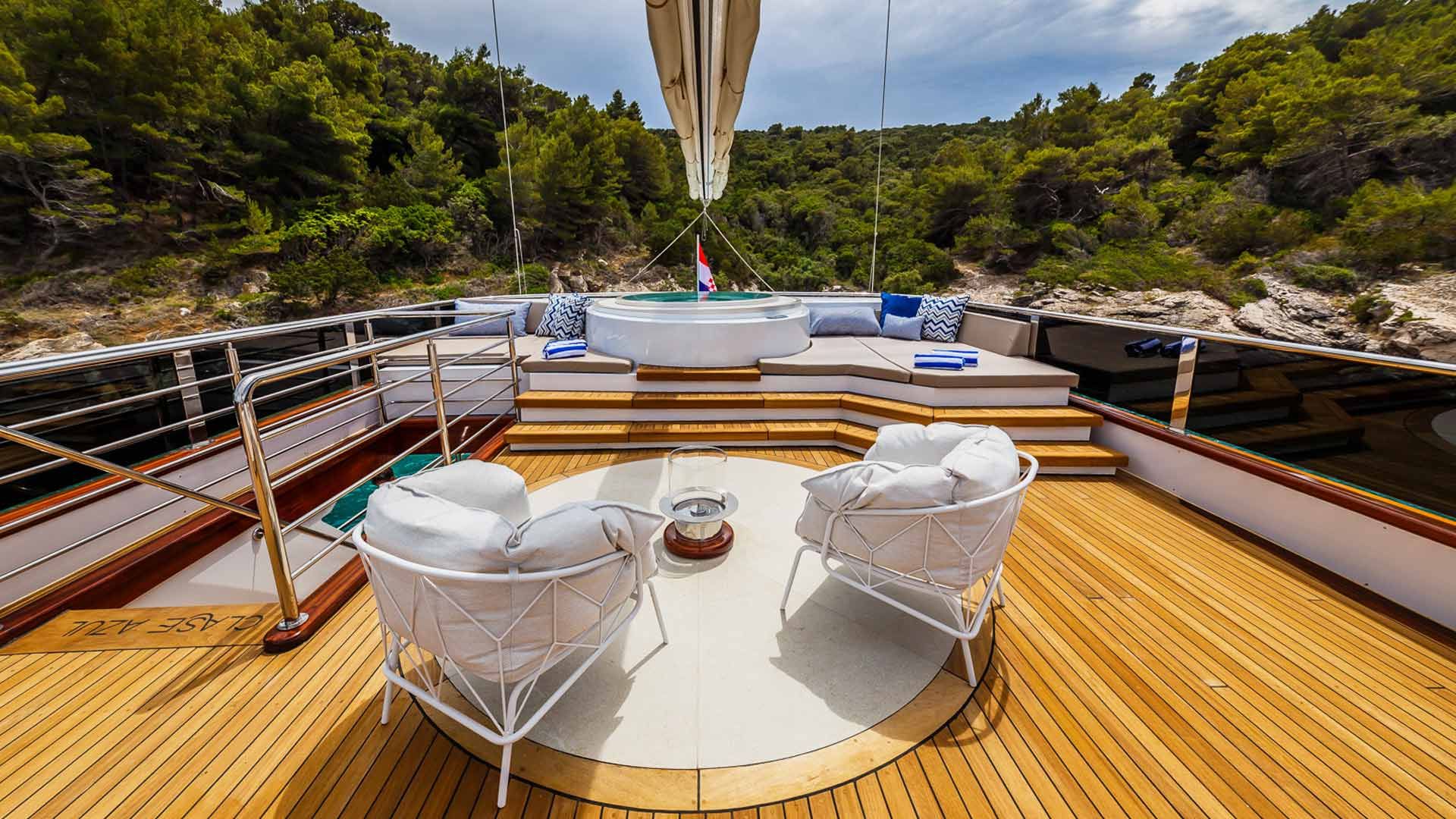 Jacuzzi and seating area.jpg