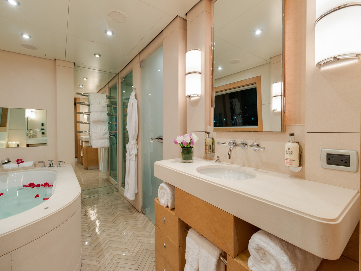 Jacuzzi in ensuite.jpg