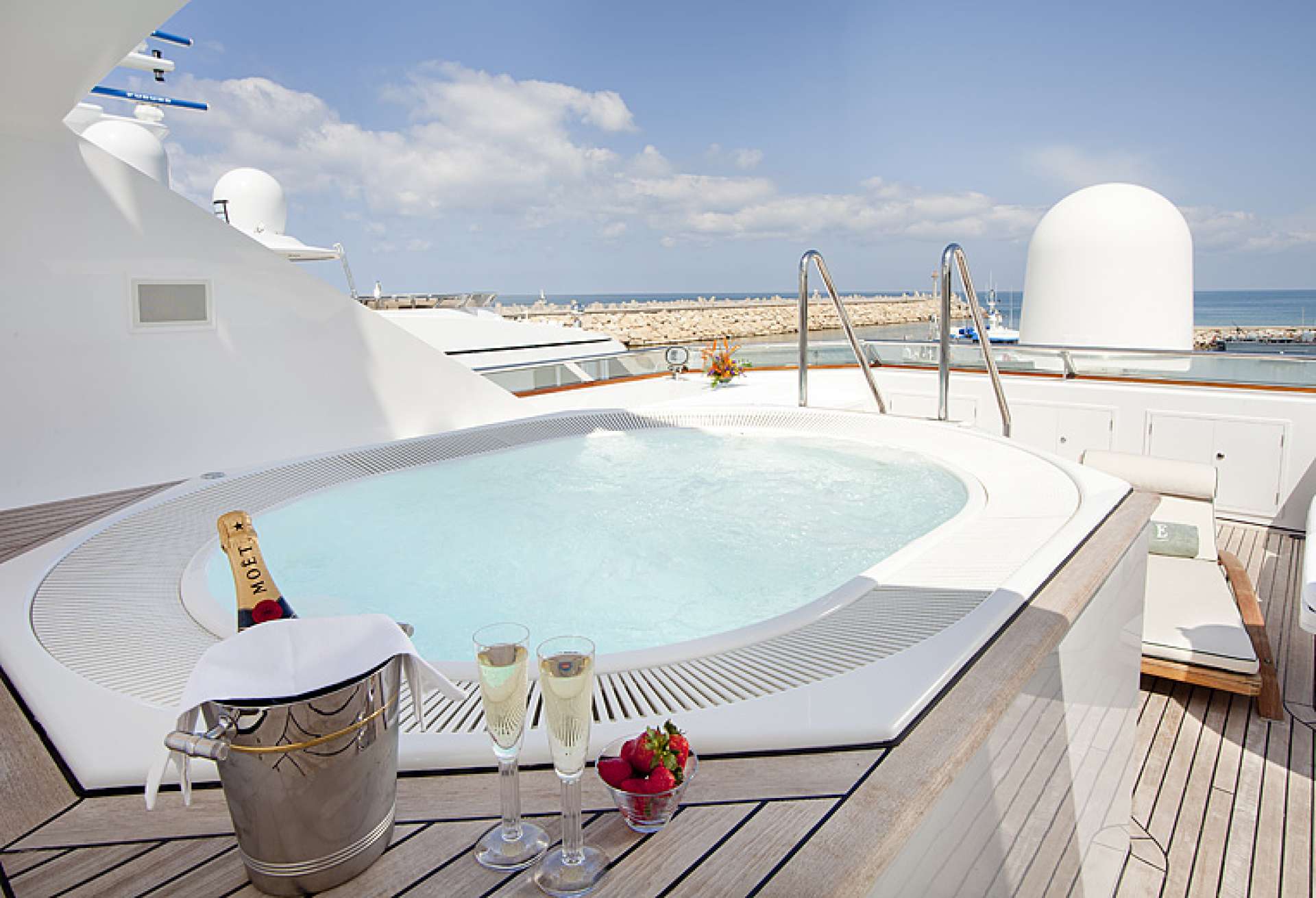 Jacuzzi on sun deck.jpg