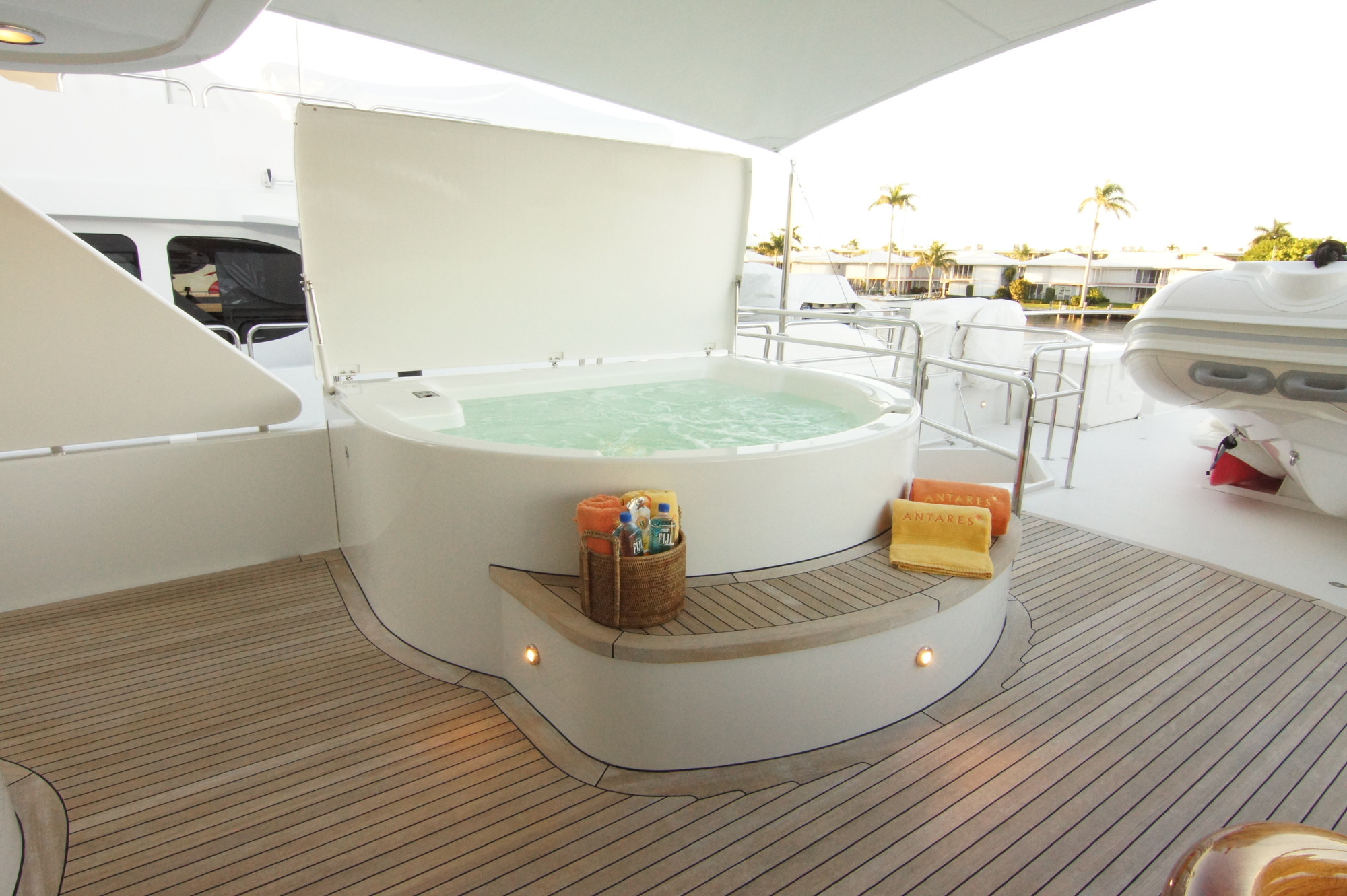 Jacuzzi on upper deck.jpg