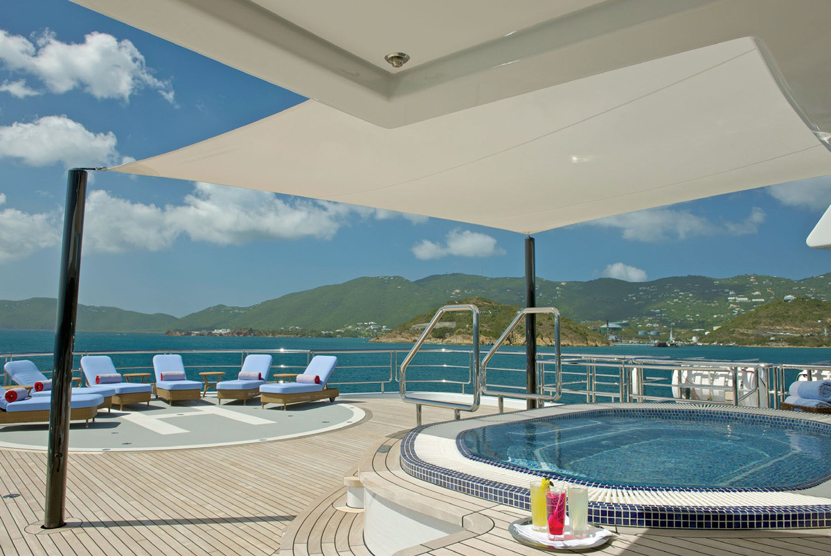 Jacuzzi sunbathing area and helipad - Photo Klaus Jordan .jpg