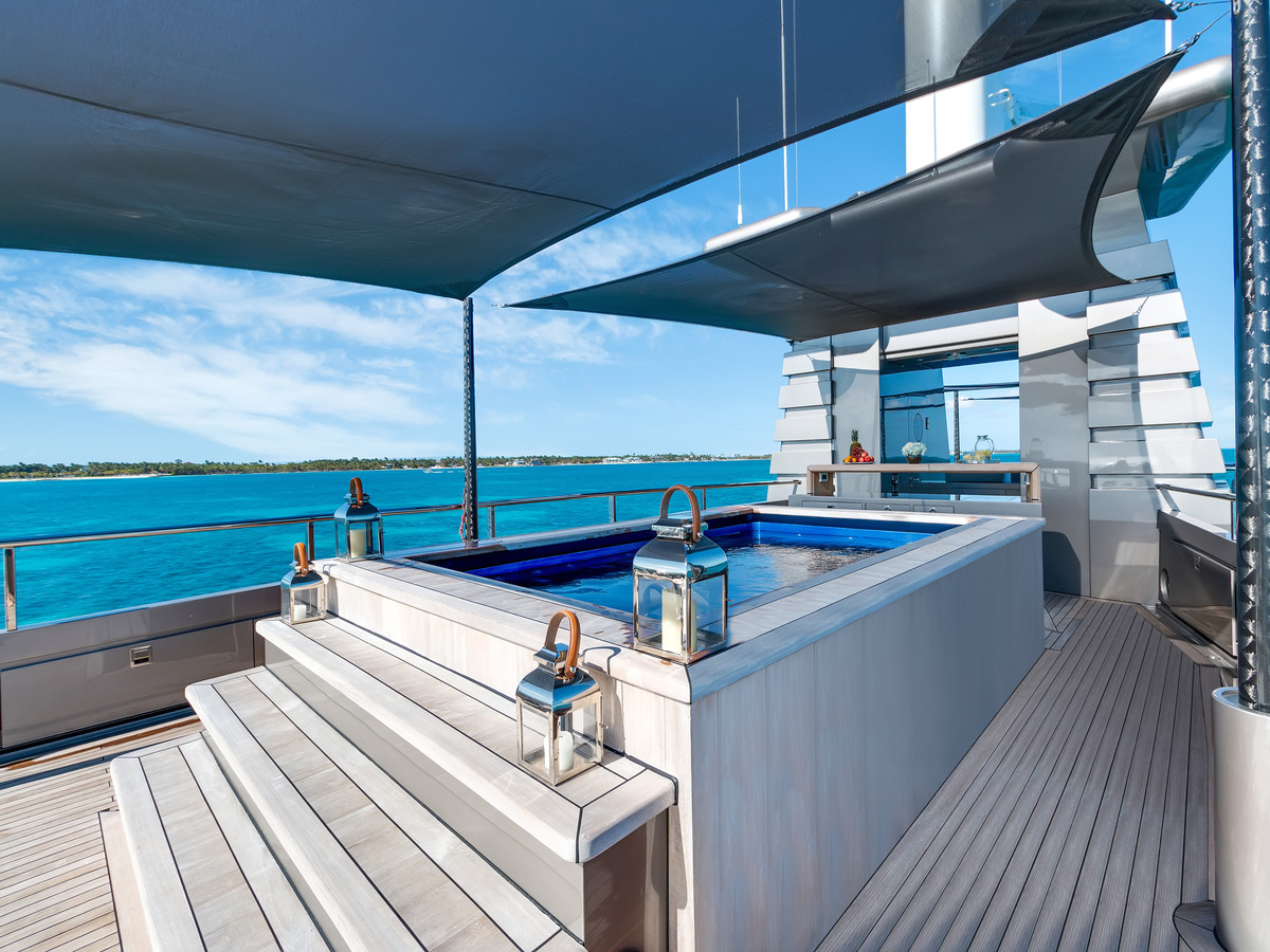 Jacuzzi tub on sundeck.jpg