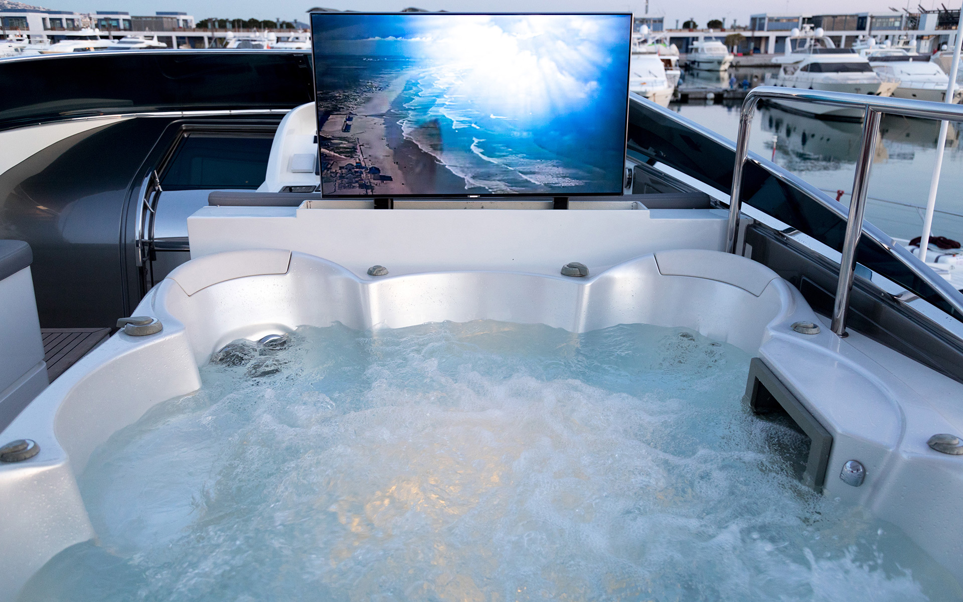 Jacuzzi with TV.jpg