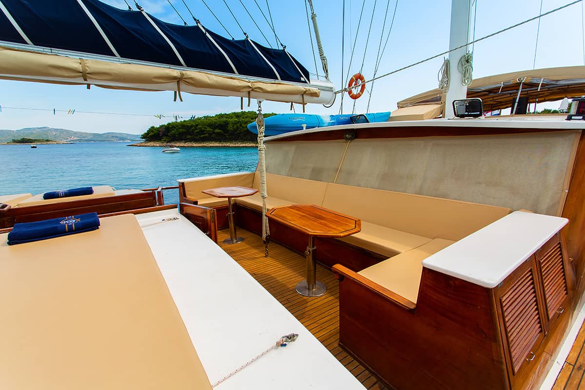 KADENA-Sitting-area-on-deck.jpg
