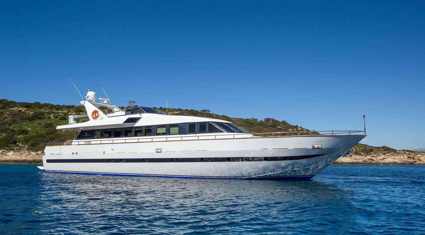 LAOURA M motor yacht profile.jpg