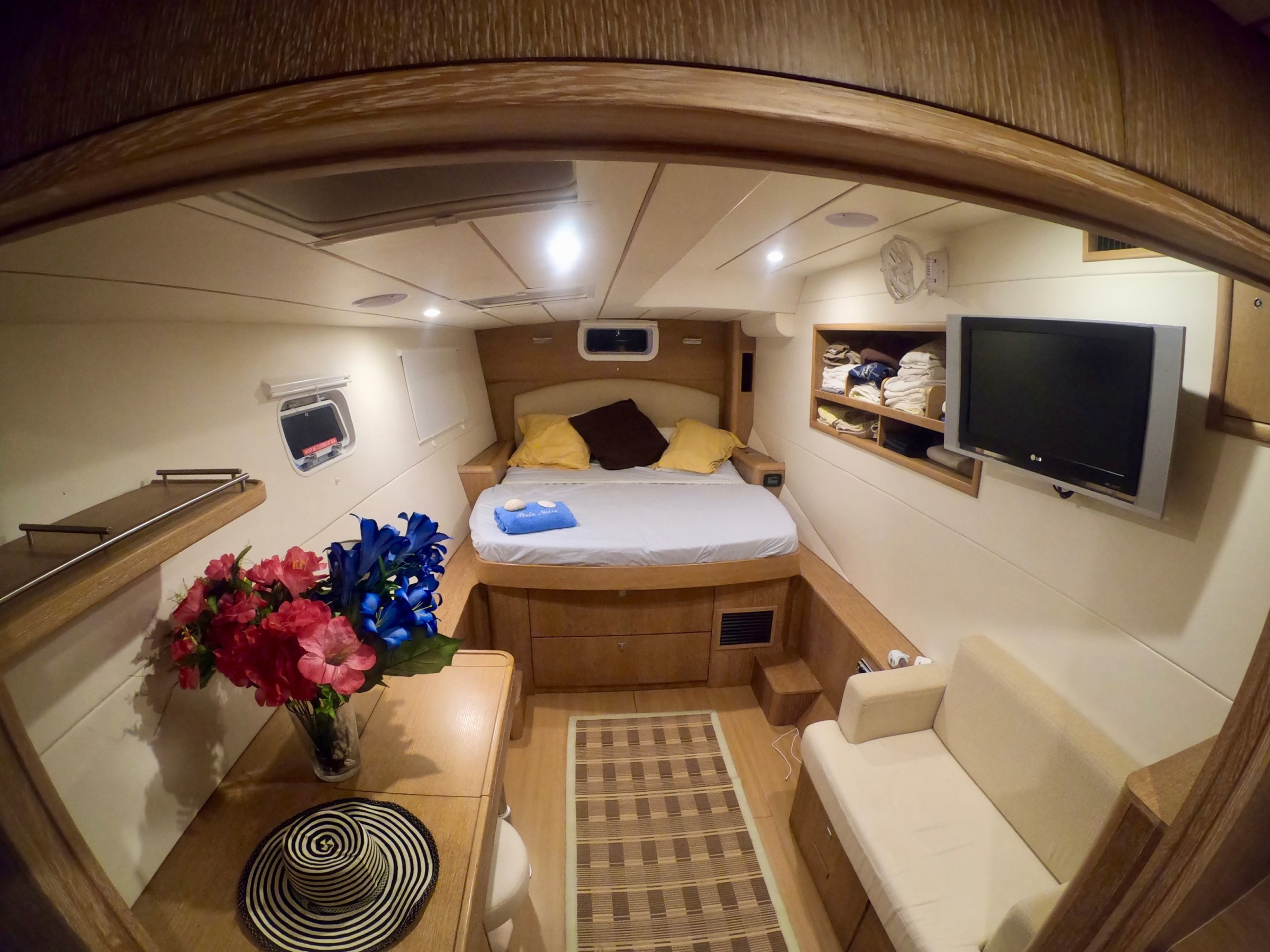 LA_PERLA_STARBOARD_CABIN2.jpg