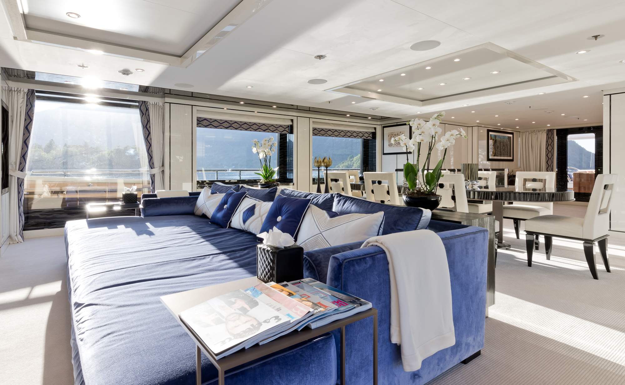 LILI - Main deck salon 2.jpg