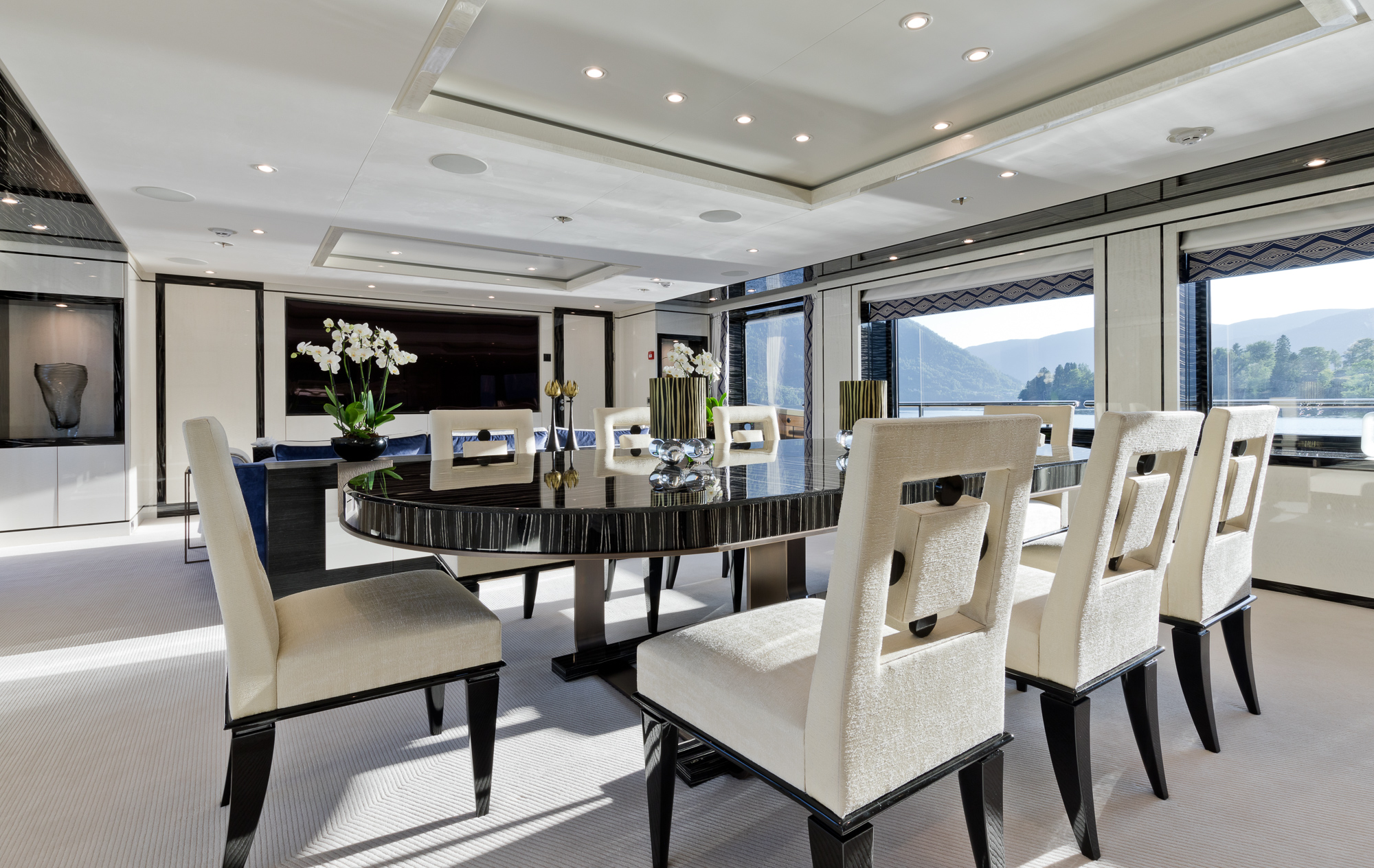 LILI - Main deck salon.jpg