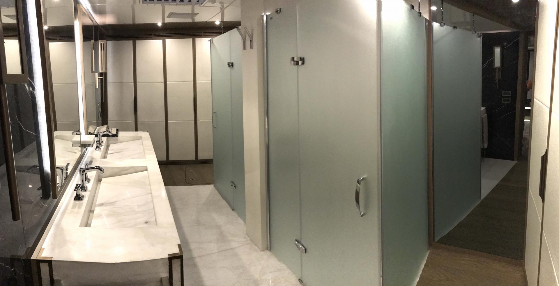 Liquid-Sky-super-yacht-master-bathroom.jpg