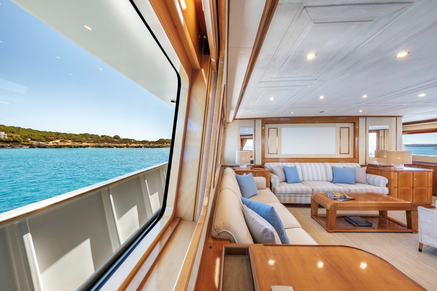 Lounge area with sea views.jpg
