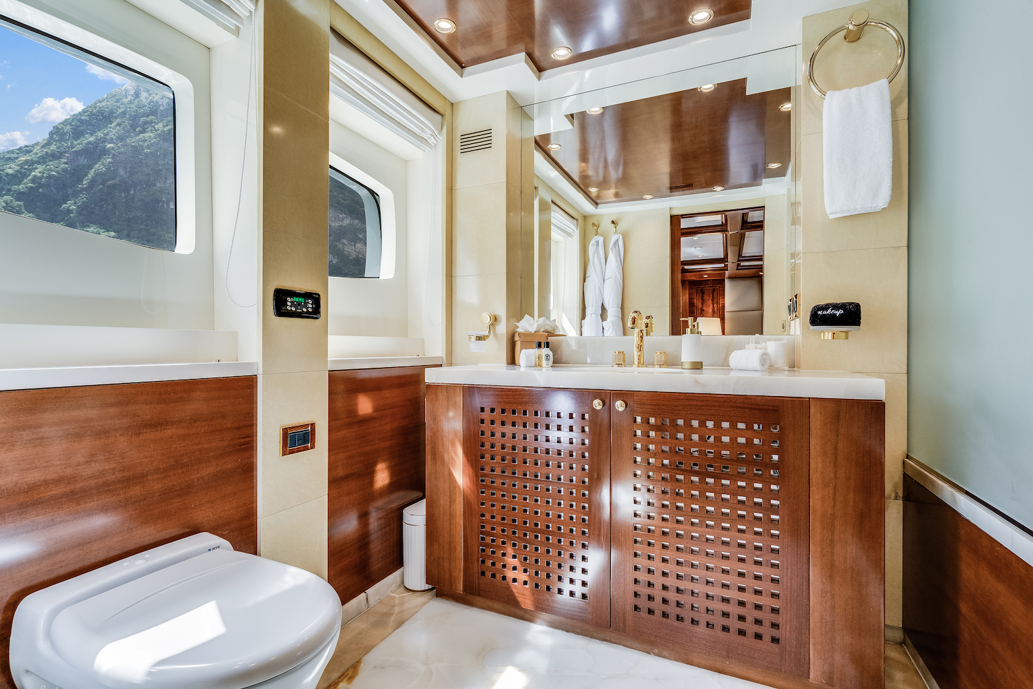 Lower deck starboard aft queen ensuite.jpg