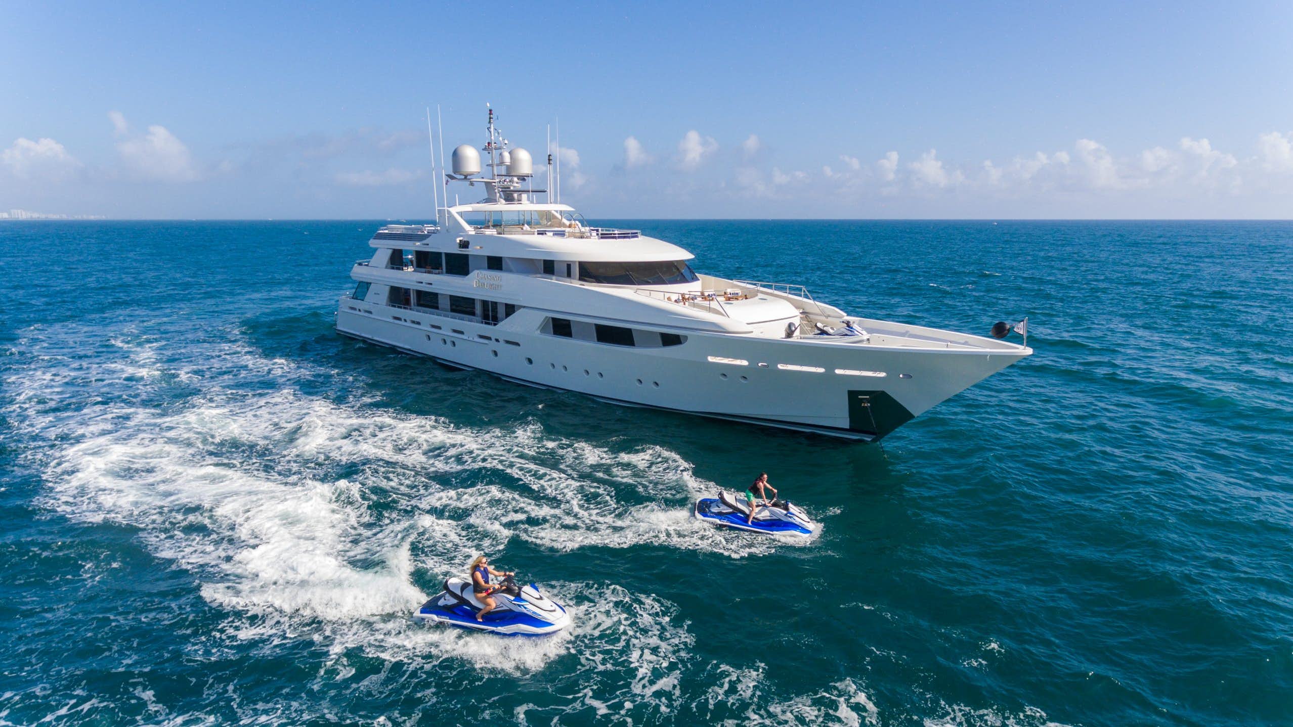 Luxury motor yacht CHASING DAYLIGHT.jpg