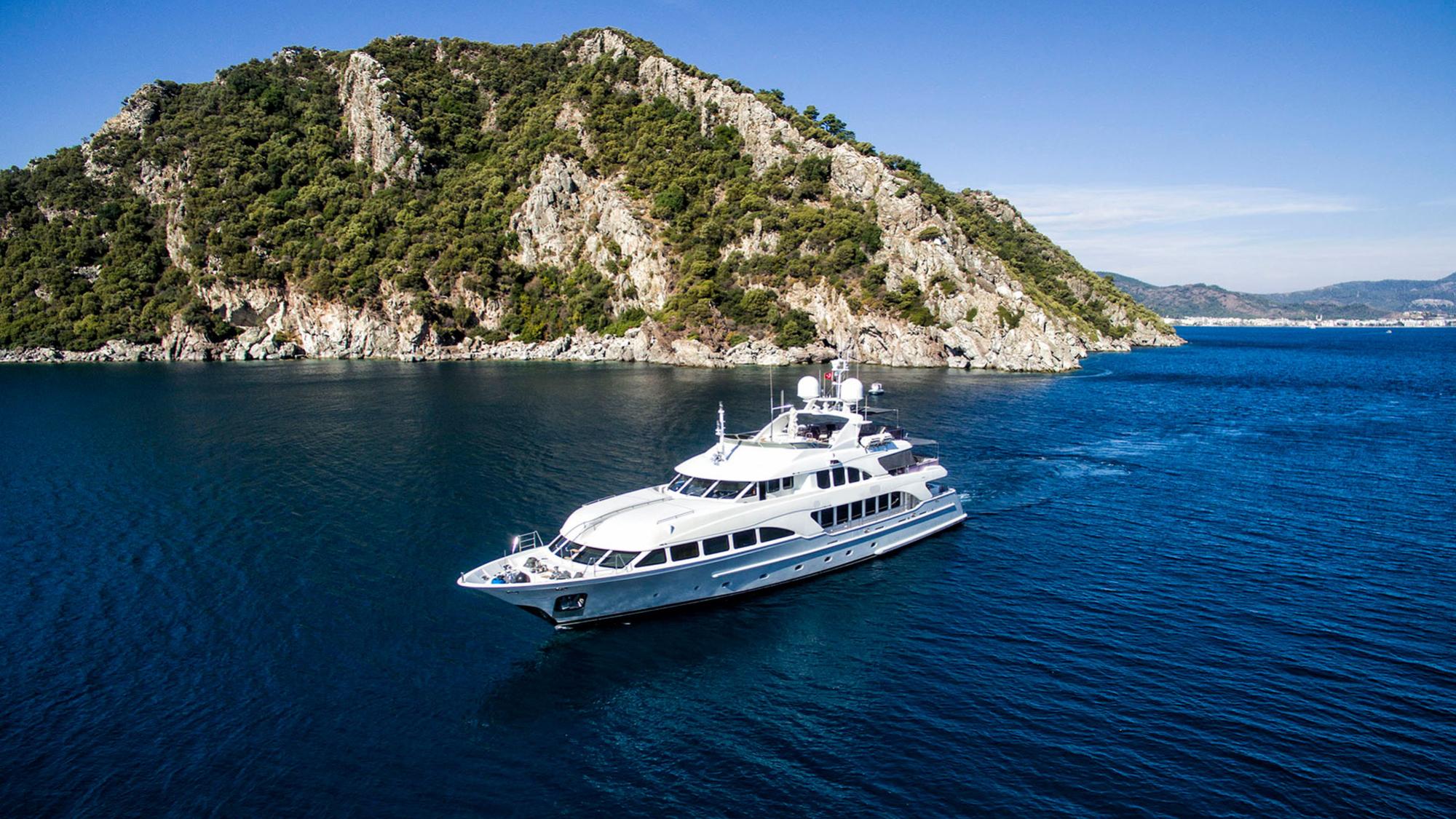 Luxury motor yacht QUEST R.jpg